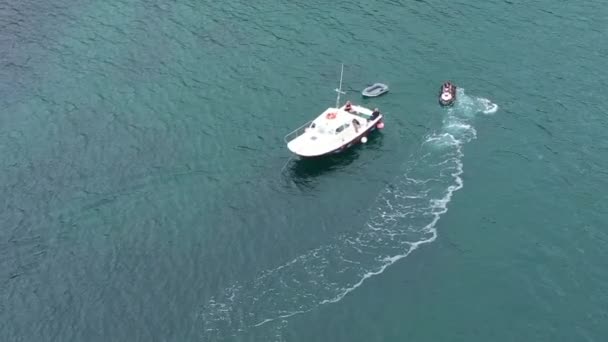 Inquadratura Aerea Orbita Jet Ski Una Piccola Barca Sulla Costa — Video Stock