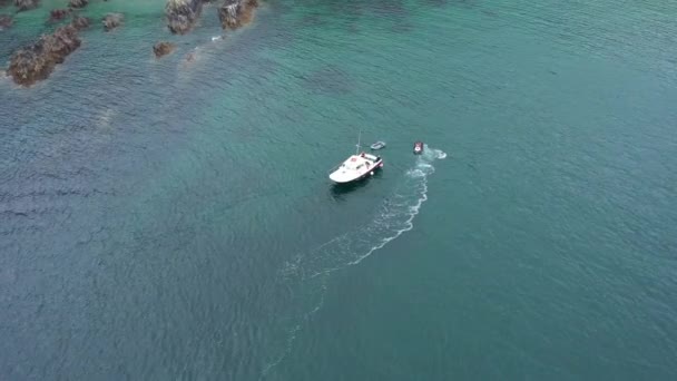 Breed Uitzicht Vanuit Lucht Rond Een Jetski Een Kleine Boot — Stockvideo