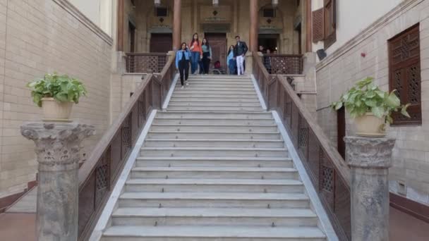 Treppe Einer Christlichen Kirche Koptischen Kairo Mit Touristen — Stockvideo