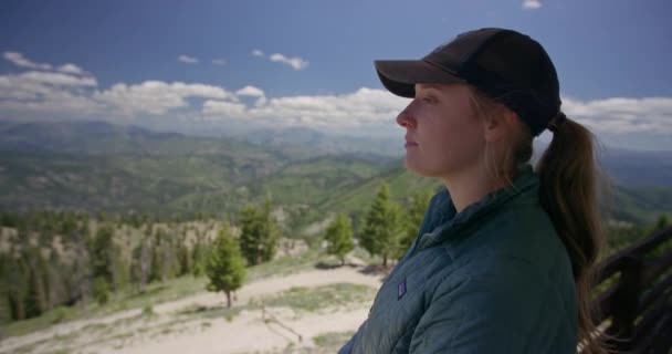 Mujer Joven Contempla Vista Panorámica Las Montañas Boscosas Escarpadas — Vídeos de Stock