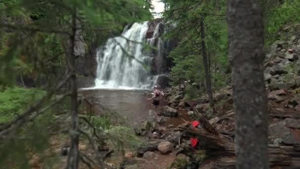 Vrouw Lopend Het Water Naar Waterval Bomen Rondom Scène Onderdeel — Stockvideo