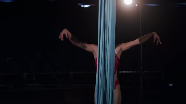 Letecký Hedvábný Akrobat Tančící Hedvábným Lanem — Stock video