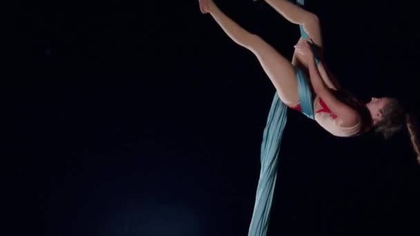 Acrobate Aérien Soie Dansant Filant Avec Une Corde Tissu — Video