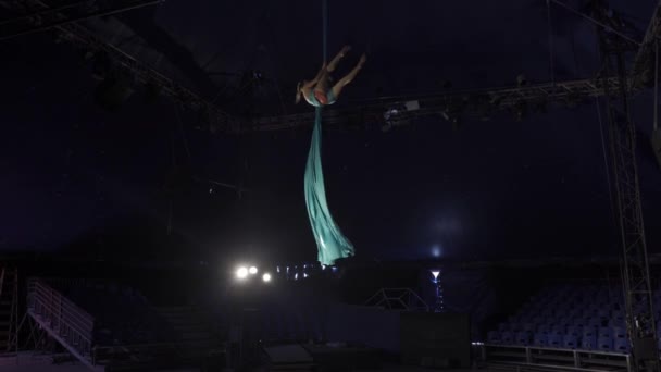 Vzdušný Hedvábný Akrobat Kapající Tkáňové Lano — Stock video