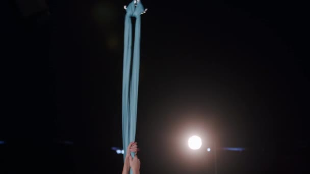 Mengungkapkan Sutra Udara Akrobat Menari Dengan Tali Jaringan — Stok Video