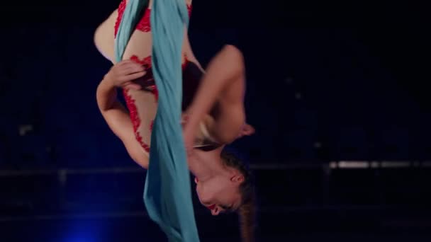 Vzdušný Hedvábný Akrobat Visící Vzhůru Nohama Tkanině — Stock video