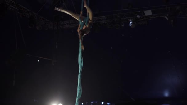 Acrobate Aérien Soie Tombant Sur Une Corde Tissulaire2 — Video