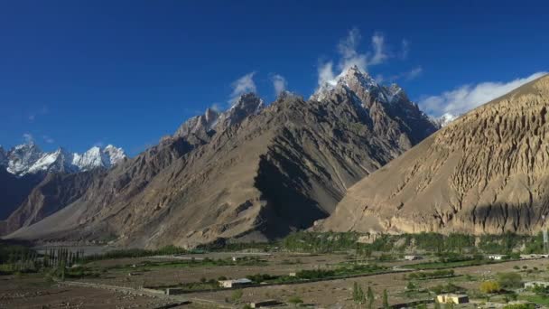 图波丹峰的电影无人机拍摄 巴基斯坦亨扎的帕苏锥雪盖着陡峭的山崖 广袤的空中拍摄揭示了山脉 — 图库视频影像