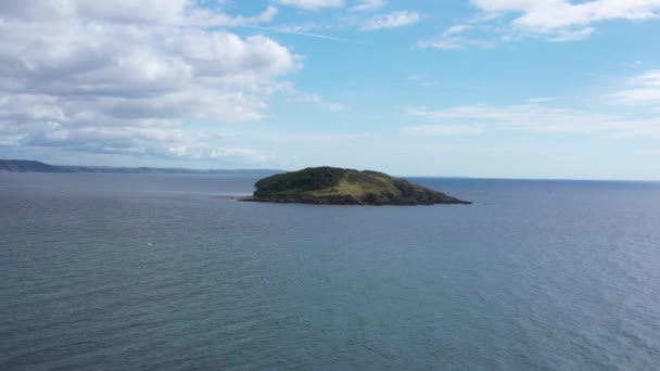 Weite Umlaufbahn Der Insel Georges Vor Der Küste Von Looe — Stockvideo