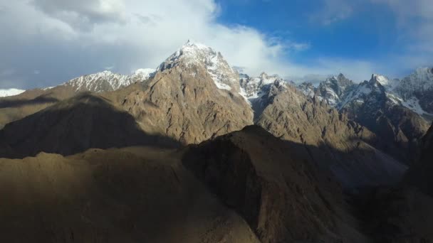 在巴基斯坦亨扎的塔布丹山顶拍摄的无人驾驶电影 雪盖着陡峭的悬崖峭壁 高宽的空中拍摄 — 图库视频影像