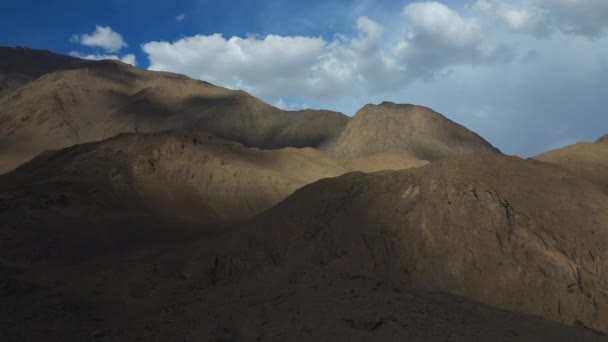 在荒无人烟的高山上拍摄的巴基斯坦亨扎的帕苏 科尼斯的无人驾驶电影 — 图库视频影像