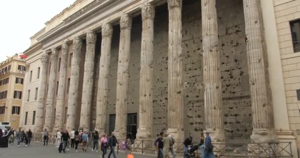 Cinematikus Kilátás Oszlopok Külső Ősi Híres Templom Hadrianus Rómában Olaszországban — Stock videók