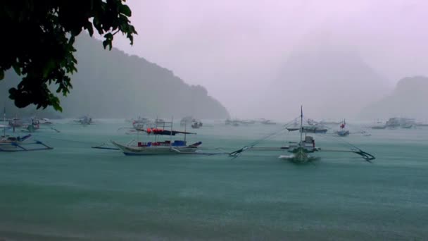 Рейншторм Бухте Лодками Эль Нидо Филиппины — стоковое видео