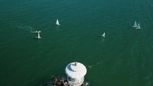ブルガリアの灯台港ブルガスでの国際レガッタ競技参加者の到着 — ストック動画