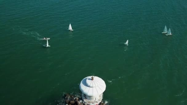 Άφιξη Των Διεθνών Regatta Ανταγωνιστική Συμμετέχοντες Στο Φάρο Λιμάνι Μπουργκάς — Αρχείο Βίντεο