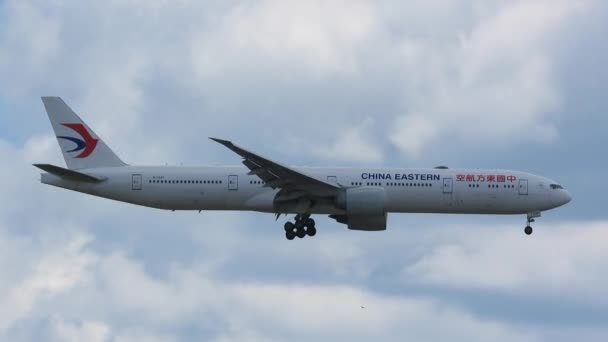 Airplane Lands Airport Partly Cloudy Skies China Eastern Boeing — Stock Video