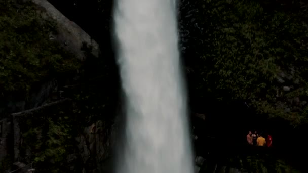 Turisti Che Visitano Maestosa Cascata Pailon Del Diablo Baos Agua — Video Stock