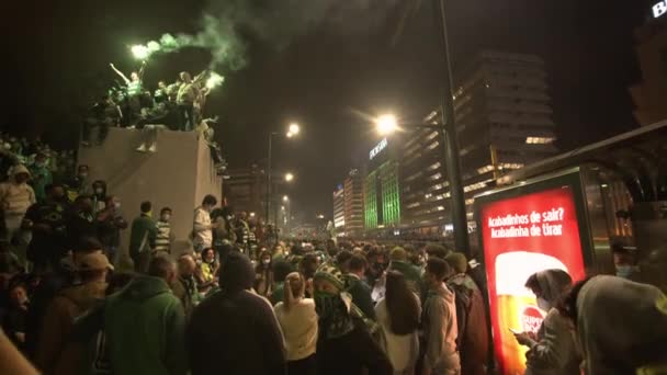 足球庆祝活动 足球迷在葡萄牙里斯本庆祝锦标赛的胜利 葡萄牙体育俱乐部 波姆巴尔侯爵 摇曳的信号弹和呼喊 — 图库视频影像