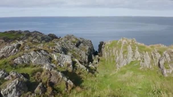 Drone Está Volando Hacia Mar Largo Costa Rocosa Clogherhead Irlanda — Vídeo de stock