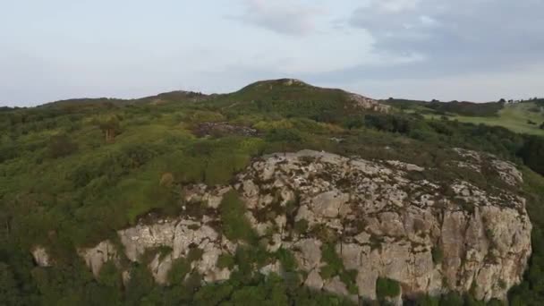 Drone Terbang Menjauh Dari Pegunungan Howth Dengan Orang Orang Selama — Stok Video