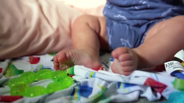 Close Van Baby Voeten Terwijl Zuigeling Speelt Met Rammelaar Kinderziektes — Stockvideo