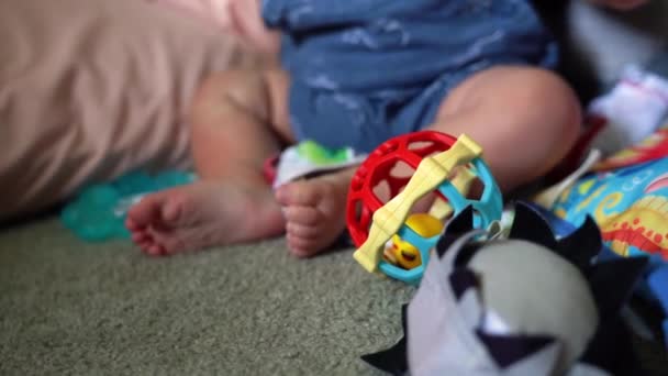 Close Van Maand Oude Baby Spelen Met Bal Rammelaar Kinderziektes — Stockvideo