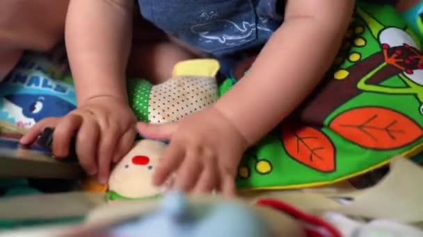 Großaufnahme Von Babyhänden Die Mit Plüschtieren Und Clownrassel Spielen — Stockvideo