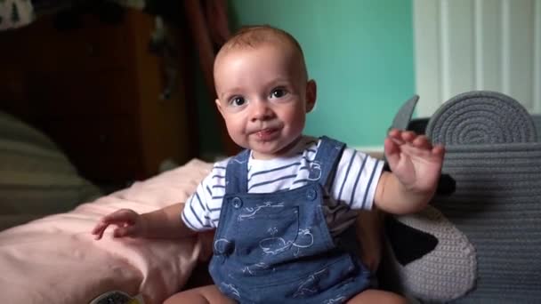 Šestiměsíční Chlapeček Montérkách Směje Usmívá Dětském Pokoji — Stock video