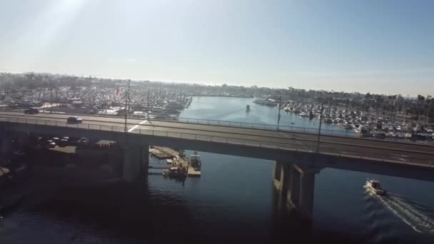 Terbang Atas Jembatan Kanal Pelabuhan Perahu — Stok Video