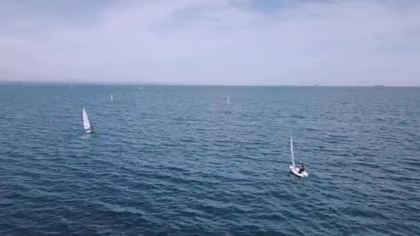 Man Sailboats Cruising Black Sea Boat Race Bulgaria Letecký Přístup — Stock video