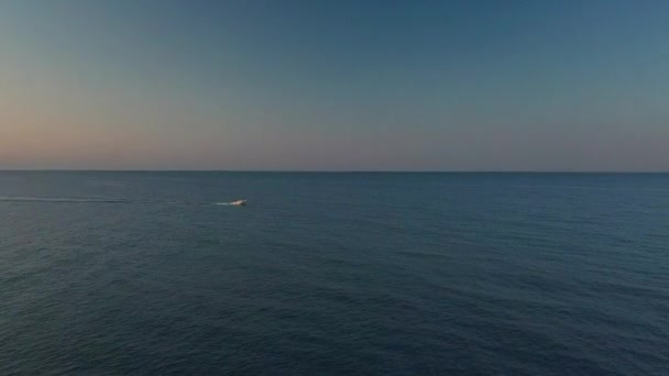 Швидкий Швидкісний Катер Крузинг Чорне Море Болгарії Блискучим Небом Упереджувальний — стокове відео