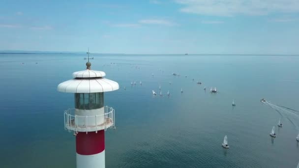 Wysoka Latarnia Morska Światła Burgas Małych Żaglówek Malowniczym Bułgarskim Morzu — Wideo stockowe