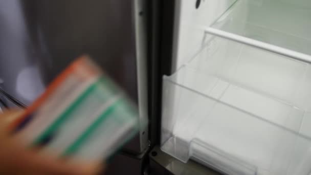 女性の手は 保管のための冷蔵庫にインスリンペンの箱を置く — ストック動画