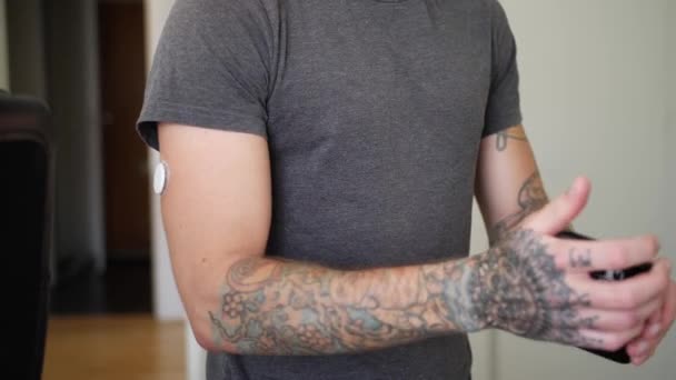 당뇨병을 문신을 남자가 자신의 전화기를 사용하여 자신의 포도당 수치를 포도당읽기 — 비디오
