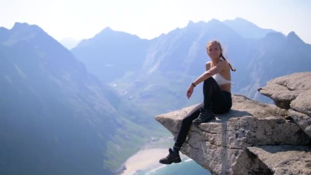 Norveç Lofoten Şehrinin Inanılmaz Manzarasına Bakan Güzel Bir Kadın Yüksek — Stok video
