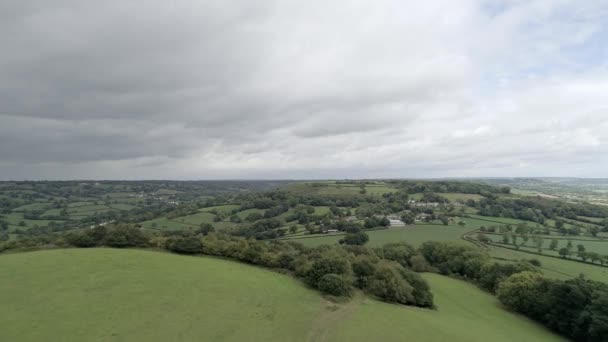 東デヴォンの丘の上の空中追跡 広大な田畑と共通の土地が点在する — ストック動画