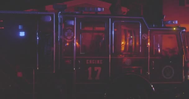 Camion Pompieri Pleacă Noaptea Lumini Roșii Albastre Pâlpâie Măsură Trece — Videoclip de stoc