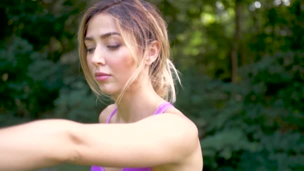Close Van Vrouw Die Yoga Doet Een Park Heer Van — Stockvideo