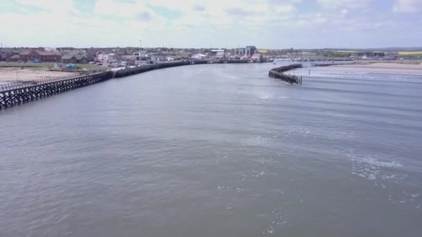 Luftaufnahme Die Vom Flusspegel Richtung Des Hafens Von Amble Northumberland — Stockvideo