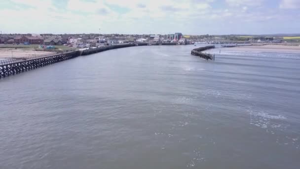 イギリスのノーサンバーランドのアンブルの港に向かって川の水位から上昇する空中の景色 川の口から — ストック動画