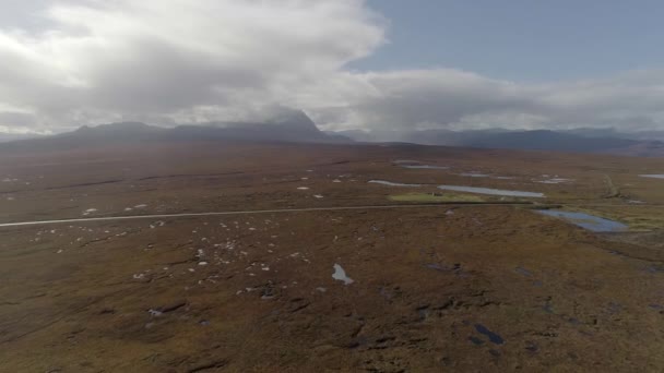 スコットランドのサザーランドにあるベン ホープの雄大な山に向かって Mhoine半島全体を見渡す壮大な空中ビュー これは 新しい英国の宇宙港の場所であることが提案された地域にあります — ストック動画