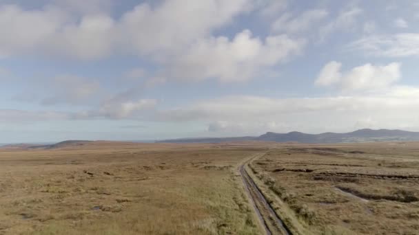 スコットランド北西部のマイン半島の古い幹線道路沿いの空中追跡 Mhine半島は英国の新しい宇宙港の提案された場所です — ストック動画