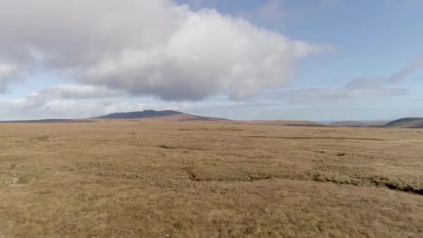 スコットランドのサザーランドにあるA Mhineの広大な半島を横断する空中追跡 英国とスコットランドの位置のために提案されたこの地域は 史上初のスペースポート — ストック動画