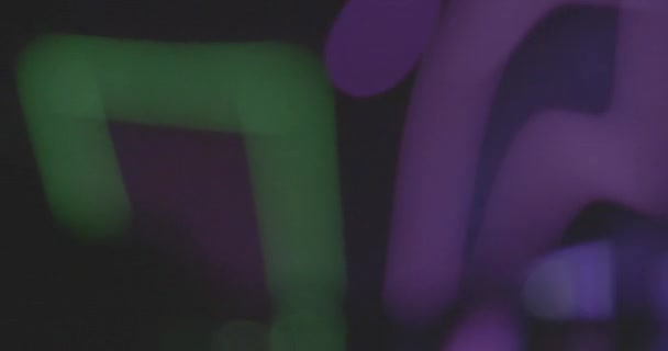 Luces Color Neón Púrpura Verde Reflejan Contra Espejo Deformado Club — Vídeos de Stock