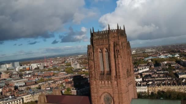 Mycket Nära Detaljerad Design Utsikt Över Liverpools Katedral Arkitektonisk Sida — Stockvideo