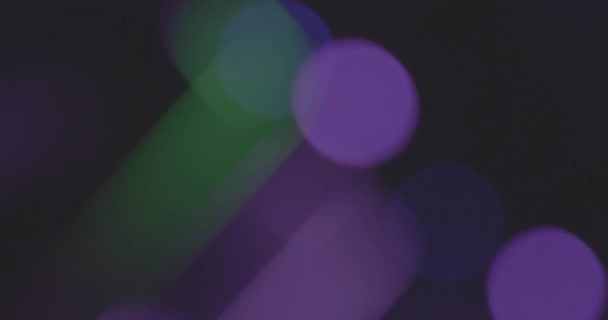 Luces Verdes Púrpuras Brillan Fuera Foco Oscuridad Del Club Nocturno — Vídeos de Stock