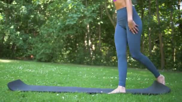 Jeune Femme Déploie Son Tapis Yoga Sur Herbe Verte Dans — Video