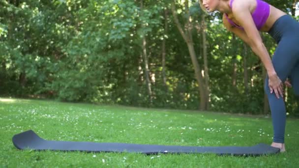 Jeune Femme Aux Longs Cheveux Blonds Déroule Son Tapis Yoga — Video