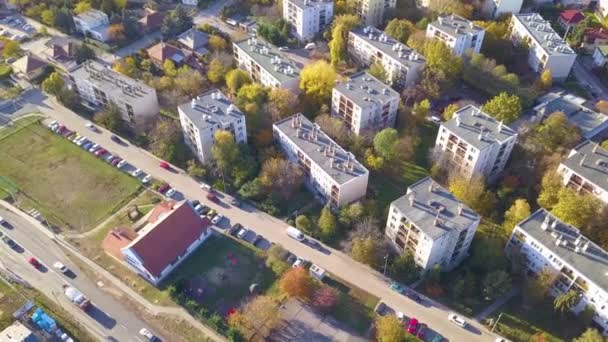 Voador Aéreo Por Drone Tiro Blocos Apartamentos Uma Área Suburbana — Vídeo de Stock