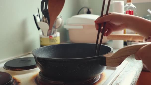 Evde Çin Baharatları Pişirmek Diğer Çindekileri Eklemeden Kızartma — Stok video